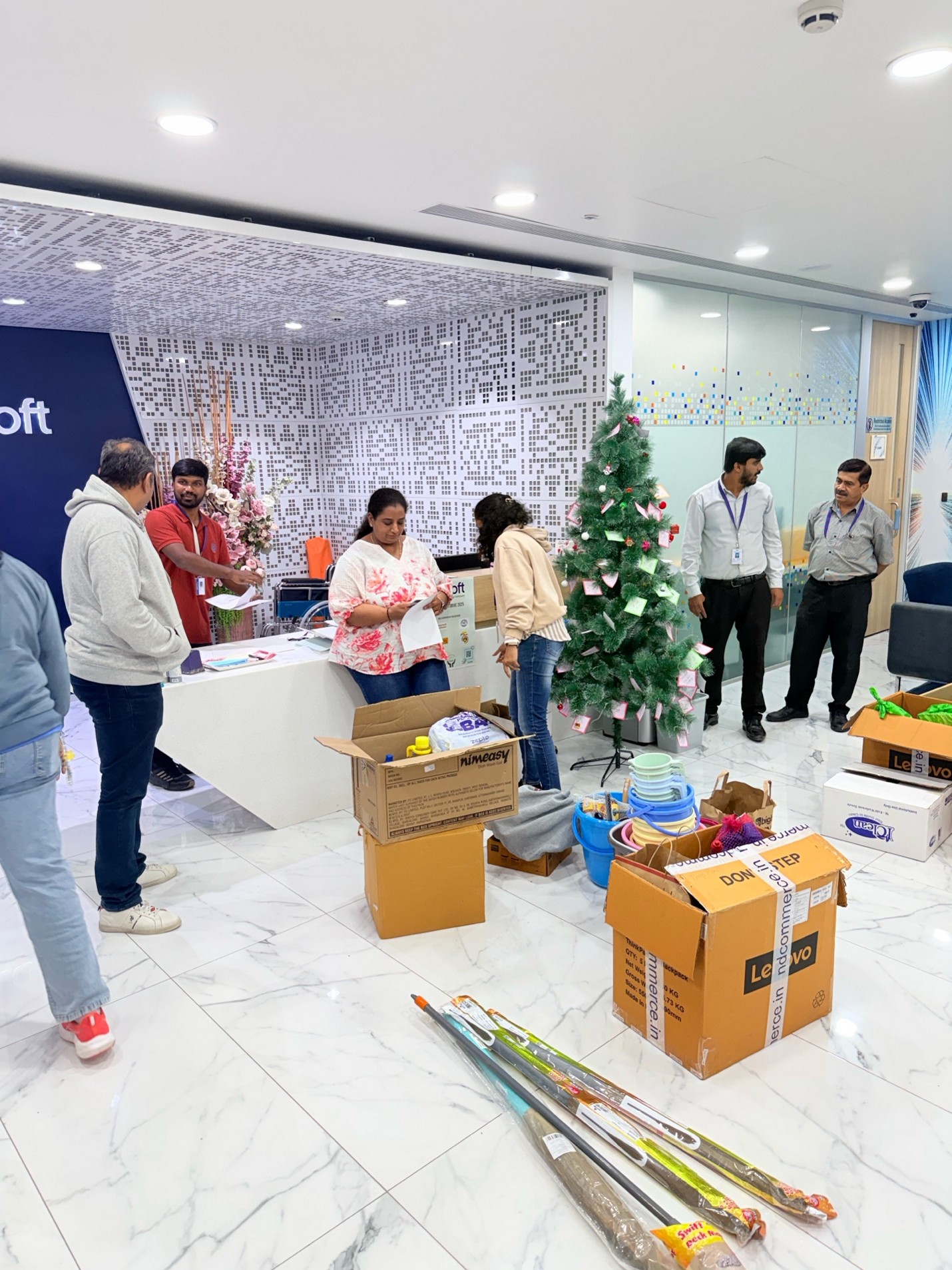 Luxoft employees volunteering